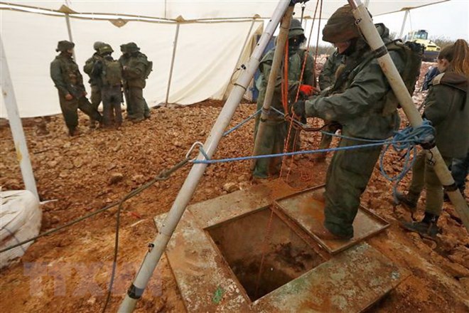 Binh sỹ Israel phá hủy đường hầm xuyên biên giới từ Liban sang lãnh thổ Israel. (Ảnh: AFP/TTXVN)