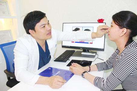 Bác sĩ chuyên khoa I phẫu thuật tạo hình thẩm mỹ Phùng Mạnh Cường (Thẩm mỹ viện Gangwhoo) tư vấn làm đẹp cho một khách hàng