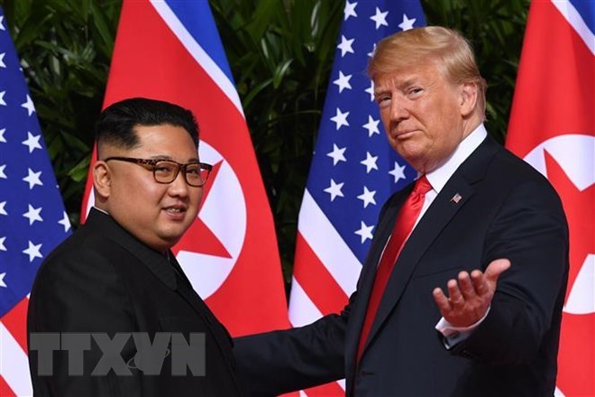 Tổng thống Mỹ Donald Trump (phải) và nhà lãnh đạo Triều Tiên Kim Jong-un tại hội nghị thượng đỉnh ở Singapore ngày 12-6-2018. (Ảnh: AFP/ TTXVN)