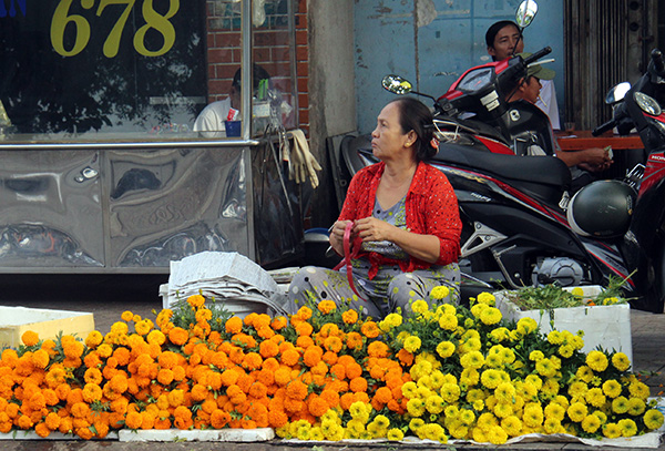 Các loại hoa cúng… được bán ngay tại vỉa hè. 