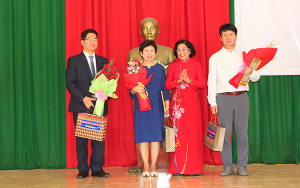 Chủ tịch Liên hiệp các tổ chức hữu nghị Bùi Ngọc Thanh tặng quà tri ân các nhà tài trợ