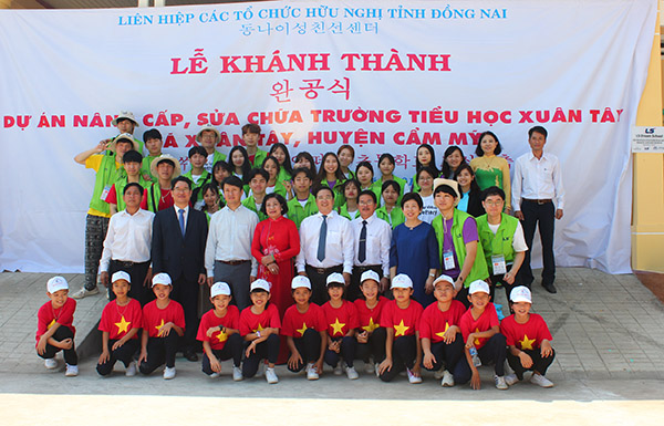 Các đại biểu, nhà tài trợ, tình nguyện viên Hàn Quốc và thầy trò Trường tiểu học Xuân Tây chụp hình lưu niệm