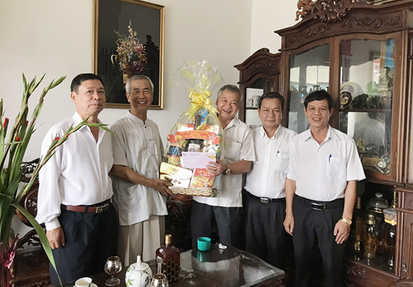 Đồng chí Hồ Văn Năm tặng quà tết và thăm hỏi sức khỏe đồng chí Nguyễn Đình Thắng