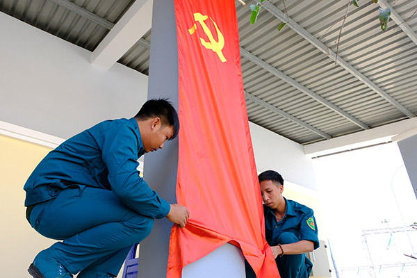 Dân quân thường trực Ban Chỉ huy quân sự TP.Biên Hòa trang trí cờ tại đơn vị chuẩn bị đón Tết Nguyên đán 2019