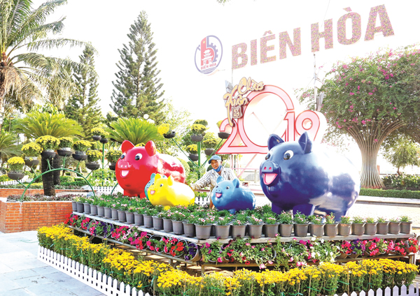 Một góc đường hoa Nguyễn Văn Trị (TP.Biên Hòa) đang được công ty cổ phần dịch vụ truyền thông An Thịnh (đơn vị thiết kế, thi công) hoàn thiện.
