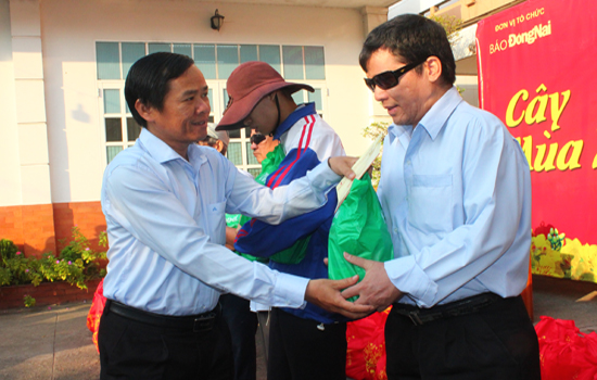 Phó Tổng Biên tập Báo Đồng Nai Đinh Kim Tuấn tặng quà tết cho bà con.