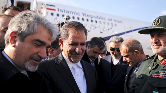 Phó Tổng thống Iran Eshaq Jahangiri (ở giữa) đến sân bay Damascus ngày 28/1. (Nguồn: Reuters)