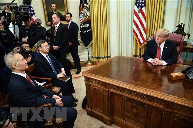 Phó Thủ tướng Trung Quốc Lưu Hạc (thứ nhất, trái) hội kiến Tổng thống Mỹ Donald Trump (phải) tại Nhà Trắng ở Washington DC., ngày 31/1/2019. (Ảnh: AFP/TTXVN)