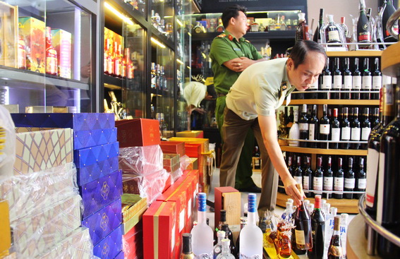 Đoàn kiểm tra liên ngành kiểm tra một cửa hàng rượu ngoài ở phường Hòa Bình, TP.Biên Hòa 