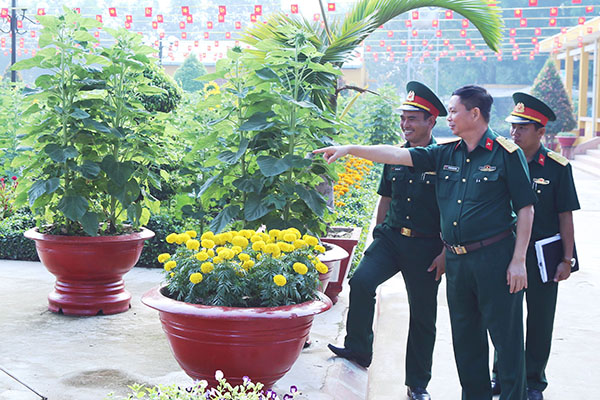 Đại tá Nguyễn Văn Dũng (Chủ nhiệm Chính trị Quân đoàn 4) kiểm tra tình hình chuẩn bị Tết và sẵn sàng chiến đấu tại Trung đoàn 3, Sư đoàn 9. Ảnh: Lê Cầu.