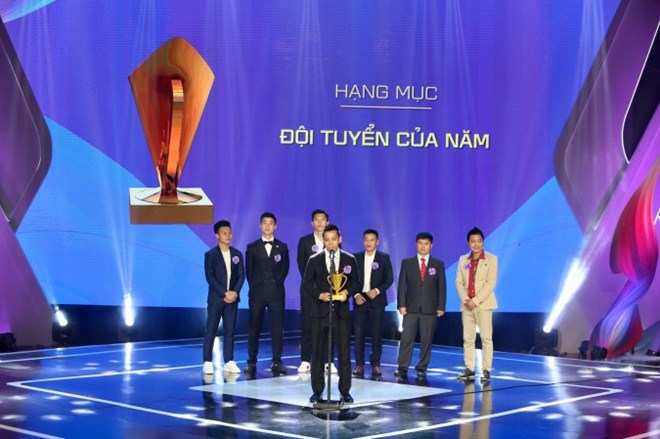 Đội trưởng Văn Quyết (đứng đầu) phát biểu trong phần trao giải đội tuyển của năm. (Nguồn: VTV)