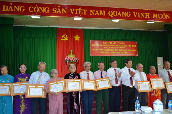 Trao Huy hiệu Đảng dịp 3-2-2019 cho các đảng viên thuộc Đảng bộ TP.Biên Hòa.  