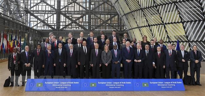 Ủy viên EU phụ trách chính sách an ninh và đối ngoại Federica Mogherini (giữa) và các đại biểu tại hội nghị ngoại trưởng EU-AL ở Brussels , Bỉ ngày 5/2. (Nguồn: AFP/TTXVN)