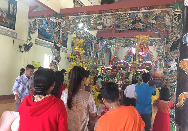 Người dân lễ chùa sáng mùng 1 tết tại chùa Pháp Quang (xã Phú Ngọc, huyện Định Quán).