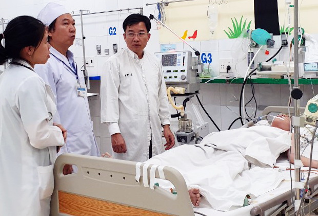 Phó giám đốc Sở Y tế Lê Quang Trung (bìa phải) thăm hỏi bệnh nhi. Ảnh: T.B.