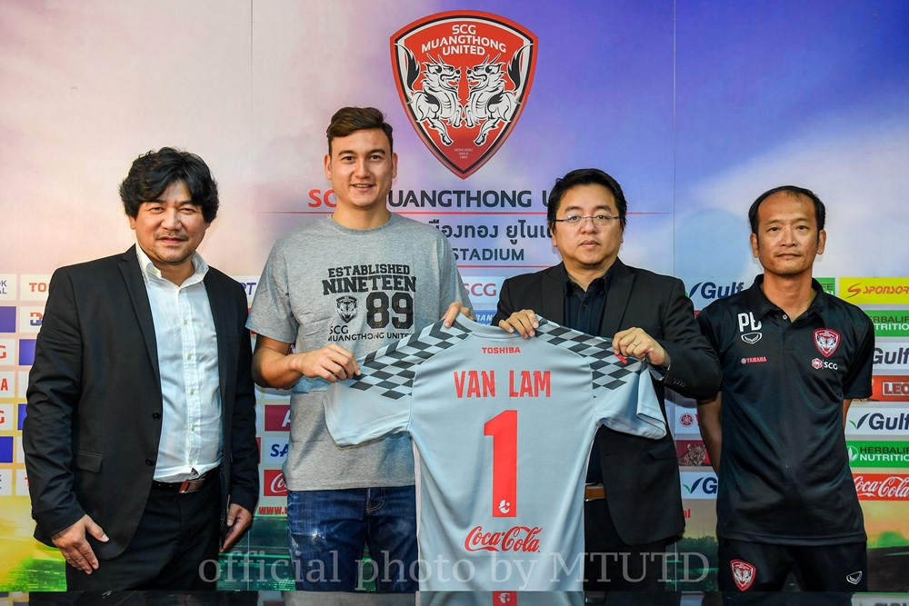 Không lâu sau khi vượt qua buổi kiểm tra y tế bắt buộc, thủ thành Đặng Văn Lâm đã chính thức ra mắt câu lạc bộ Muangthong United của Thái Lan.