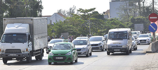Quốc lộ 1 đoạn qua huyện Trảng Bom xe cộ đông đúc.