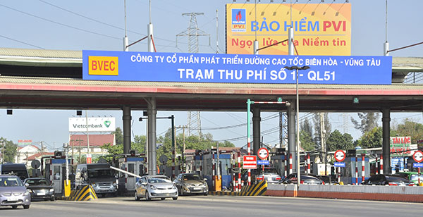 Trạm thu phí quốc lộ 51 (đoạn qua xã Tam Phước, TP.Biên Hòa) thông thoáng hơn những ngày trước đó.
