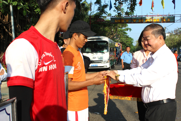 Phó chủ tịch UBND thành phố Biên Hòa Phan Chí Cường tặng cờ lưu niệm cho các đội tham dự giải