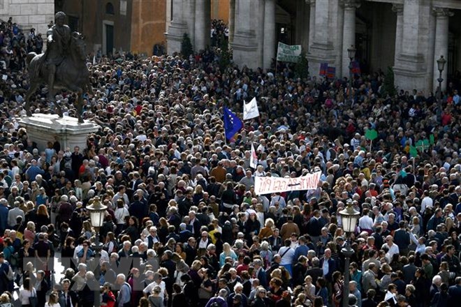 Người dân Italy biểu tình phản đối tình trạng xuống cấp về cơ sở hạ tầng ở thủ đô Rome tháng 10-2018. (Ảnh: AFP/TTXVN)