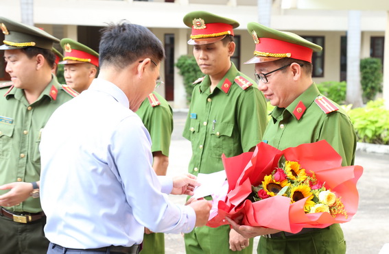 Phó Chủ tịch UBND tỉnh Trần Văn Vĩnh trao thưởng cho các tập thể
