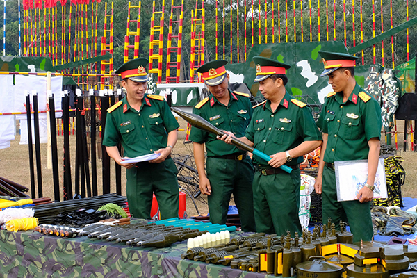 Lãnh đạo Trung đoàn 3 (Quân đoàn 4) kiểm tra mô hình học cụ huấn luyện năm 2019