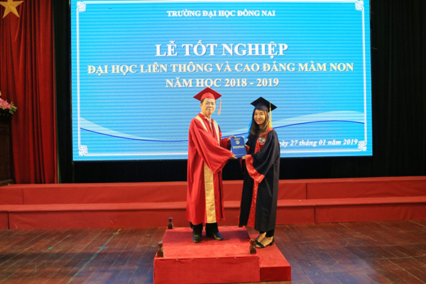 TS.Phạm Văn Thanh, Phó hiệu trưởng Trường đại học Đồng Nai trao bằng tốt nghiệp cho sinh viên