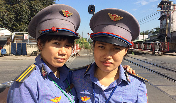 Hai nhân viên đường sắt Nguyễn Thị Minh (trái) và Nguyễn Thị Lan  (phải) đã dũng cảm cứu người trong gang tấc