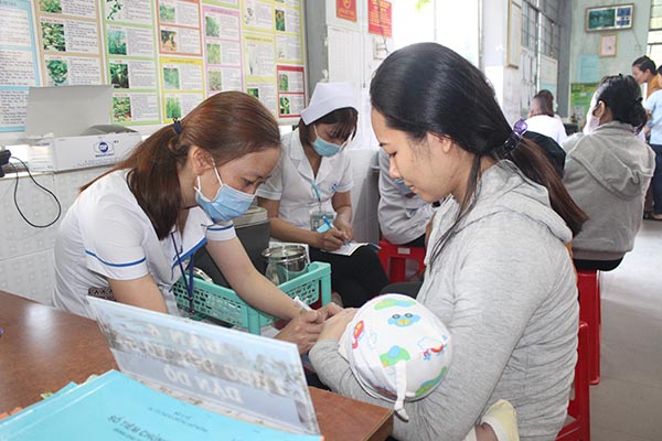 Trẻ được tiêm vaccine 5 trong 1 Combe Five tại Trạm y tế phường Trảng Dài (TP.Biên Hòa)