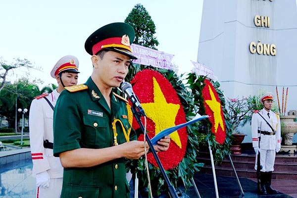 Thượng úy Nguyễn Đình Thân đọc lời dẫn tại lễ viếng