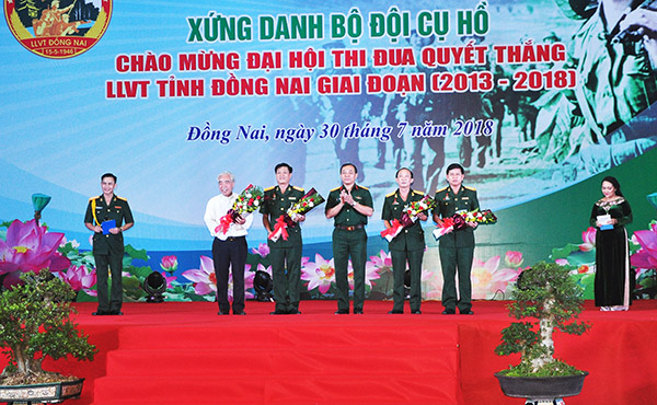 Thượng úy Nguyễn Đình Thân (trái) tham gia dẫn chương trình đêm giao lưu nghệ thuật chào mừng Đại hội thi đua quyết thắng lực lượng vũ trang tỉnh vào tháng 7-2018