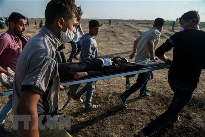 Chuyển người biểu tình Palestine bị thương trong xung đột với binh sỹ Israel tại khu vực biên giới Dải Gaza với Israel ngày 15-5-2018. (Nguồn: THX/TTXVN)