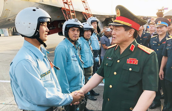Đại tướng Ngô Xuân Lịch, Bộ trưởng Bộ Quốc phòng thăm hỏi động viên các phi công vừa hoàn thành bài bay diễn tập