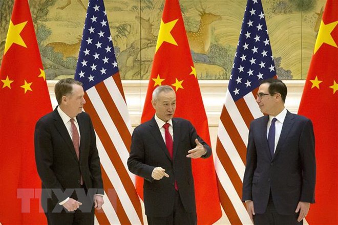 (Từ trái sang): Đại diện Thương mại Mỹ Robert Lighthizer, Phó Thủ tướng Trung Quốc Lưu Hạc và Bộ trưởng Tài chính Mỹ Steven Mnuchin tại vòng đàm phán thương mại cấp cao Mỹ - Trung Quốc ở Bắc Kinh ngày 14-2-2019. (Ảnh: AFP/TTXVN)
