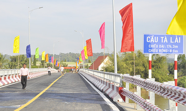 Người dân xã Tà Lài (huyện Tân Phú) đi lại trên cây cầu mới kiên cố và an toàn sau nhiều năm chờ đợi