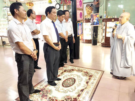 Ni sư Huệ Tâm, trụ trì chùa Hoàng Ân vui vẻ báo cáo với Ủy viên Ban TVTU, Chủ tịch Ủy ban MTTQ Việt Nam tỉnh những kết quả hoạt động từ thiện xã hội của nhà chùa