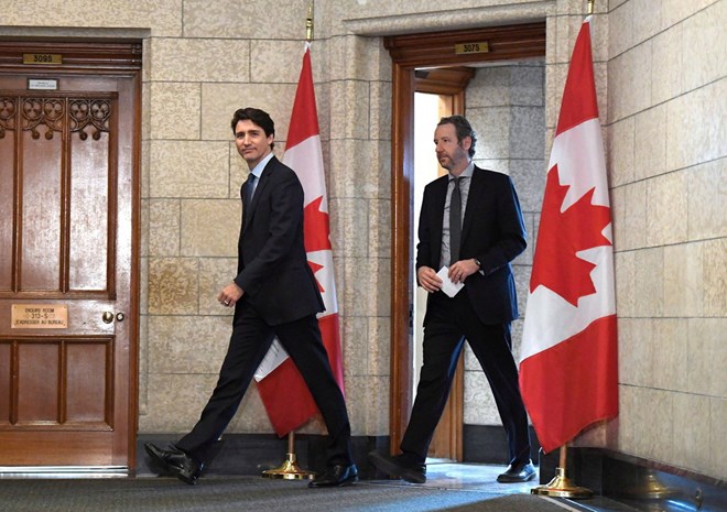 Thủ tướng Canada Justin Trudeau trên đường tới cuộc họp nội các năm ngoái với cố vấn cấp cao của ông, Gerald Butts. (Nguồn: The Canadian Press)