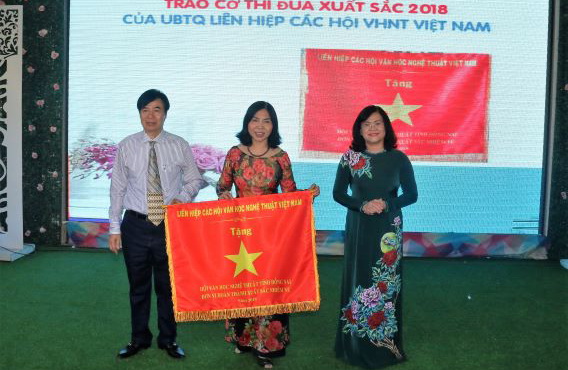 Phó chủ tịch UBND tỉnh Nguyễn Hòa Hiệp trao cờ thi đua xuất sắc của Ủy ban toàn quốc Liên hiệp các Hội văn học nghệ thuật Việt Nam cho lãnh đạo Hội Văn học nghệ thuật tỉnh