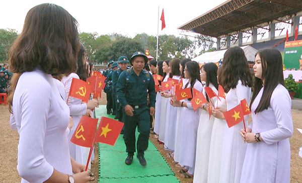 Các tân binh huyện Xuân Lộc hăng hái lên đường nhập ngũ.