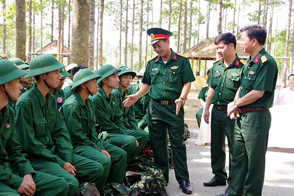 Lãnh đạo Quân đoàn 4 nói chuyện với chiến sĩ mới vừa về Sư đoàn 9. Ảnh: Quang Tưởng.