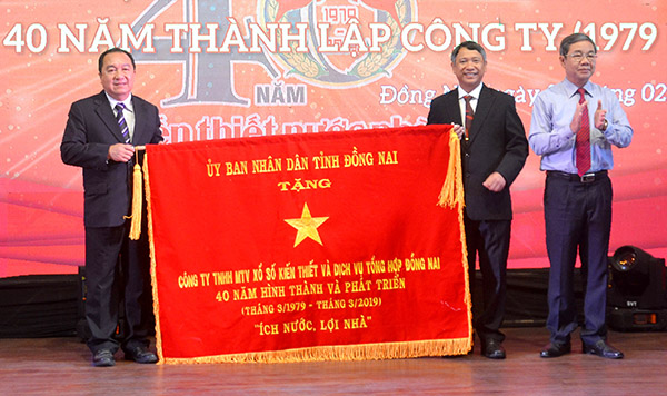 Phó chủ tịch UBND tỉnh Nguyễn Quốc Hùng trao tặng bức trướng cho Công ty Xổ số kiến thiết Đồng Nai