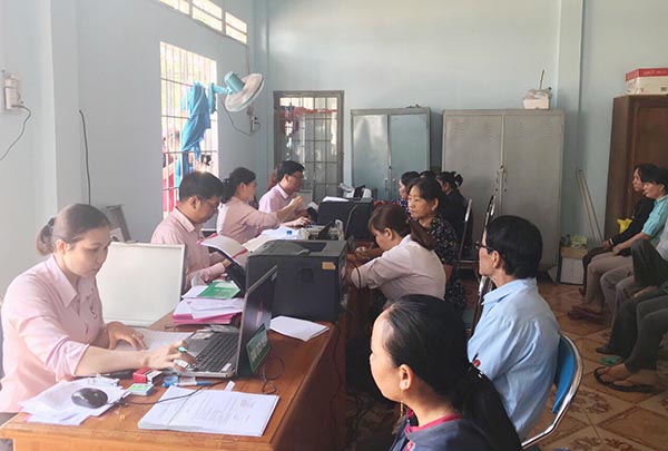 Ngân hàng chính sách xã hội tỉnh giải ngân nguồn vốn cho các đối tượng vay tại xã Phú Lý, huyện Vĩnh Cửu (ảnh do Ngân hàng chính sách xã hội tỉnh cung cấp)
