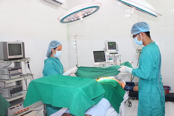 Ê-kíp y, bác sĩ Trung tâm y tế huyện Nhơn Trạch chuẩn bị bắt đầu một ca mổ