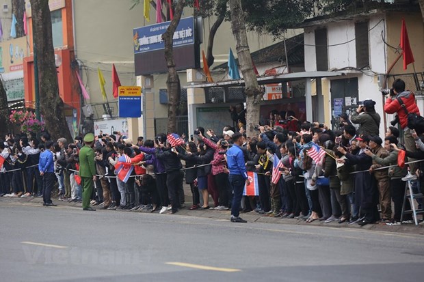  Người dân Hà Nội chào đón Chủ tịch Triều Tiên Kim Jong-un. (Ảnh: Minh Sơn/Vietnam+)