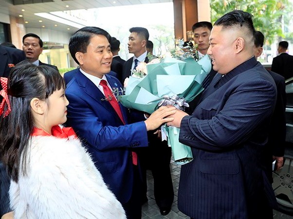  Chủ tịch UBND Thành phố Hà Nội Nguyễn Đức Chung đón, tặng hoa chào mừng Chủ tịch Triều Tiên Kim Jong-un, tại khách sạn Melia. (Ảnh: Nhan Sáng/TTXVN)