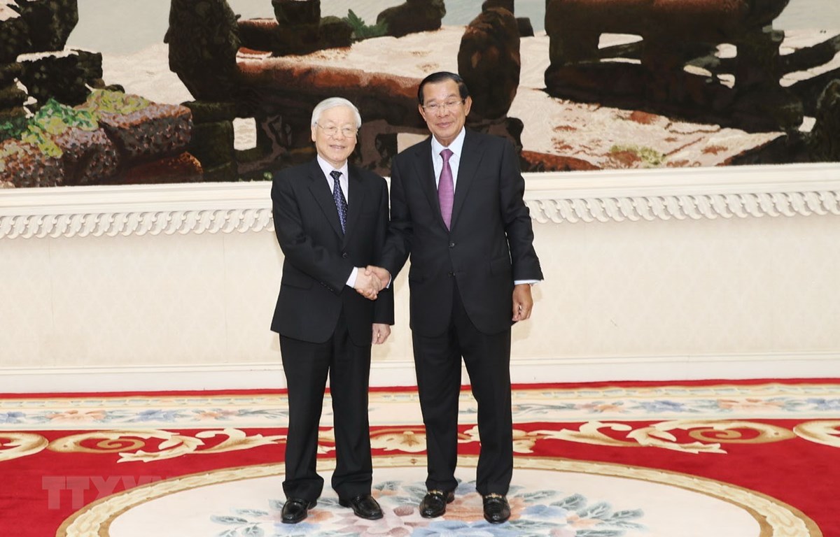 Tổng Bí thư, Chủ tịch nước Nguyễn Phú Trọng hội kiến với Thủ tướng Chính phủ Hoàng gia Campuchia Samdech Hun Sen. (Ảnh: Trí Dũng/TTXVN)