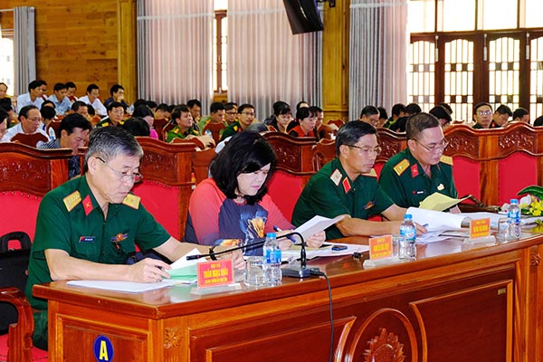 Lãnh đạo Quân khu 7, UBND tỉnh chủ trì hội nghị.