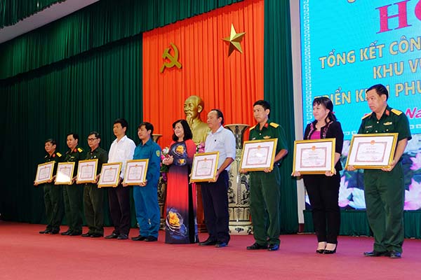  Phó Chủ tịch UBND tỉnh Nguyễn Hòa Hiệp trao bằng khen của UBND tỉnh cho các tập thể có thành tích xuất sắc trong thực hiện nhiệm vụ quân sự quốc phòng và xây dựng khu vực phòng thủ vững chắc. 