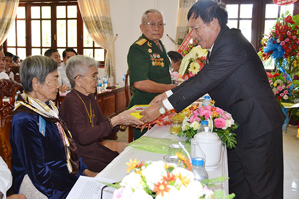 Tặng quà cho các mẹ Việt Nam anh hùng dự đại hội