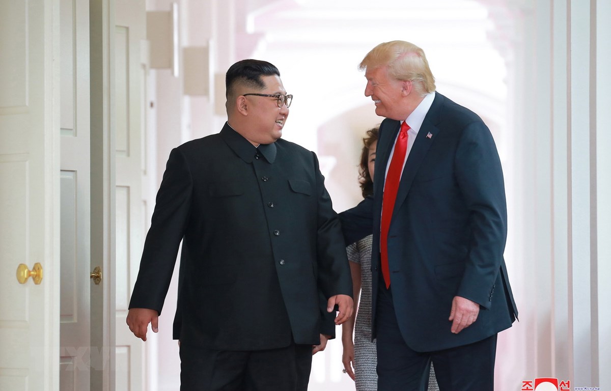 Trong ảnh (do Hãng thông tấn Trung ương Triều Tiên đăng phát): Nhà lãnh đạo Triều Tiên Kim Jong-un (trái) trong cuộc gặp thượng đỉnh với Tổng thống Mỹ Donald Trump tại Singapore ngày 12-6-2018. (Nguồn: EPA/TTXVN)